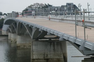 Puente de Pirmil de roble con resina antideslizante 